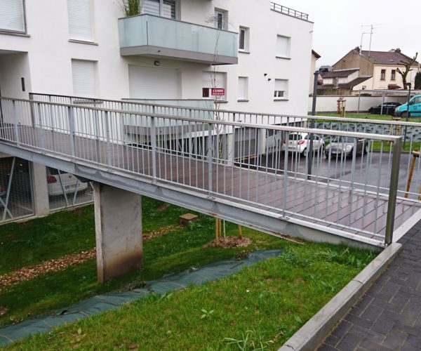 Création d'une passerelle métallique