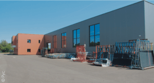 La partie bureaux, à gauche, se distingue de l’atelier par un bardage de couleur rouille.
