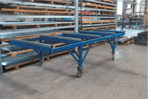 Chariot pour le déplacement des tôles dans l’atelier.
